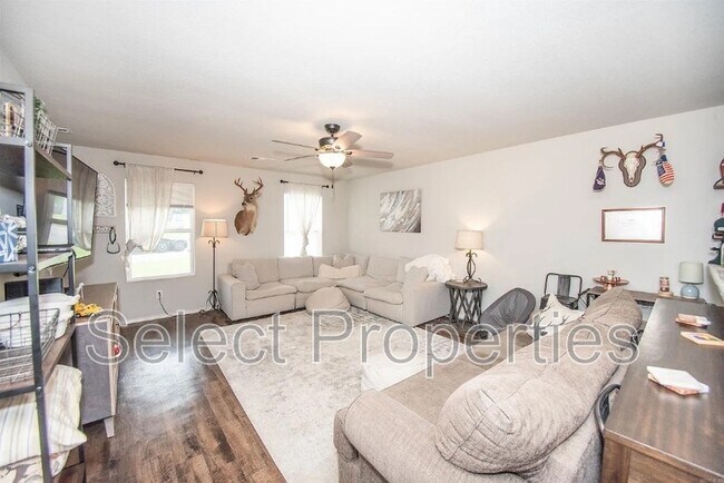 Foto del edificio - 2400 Windy Ln
