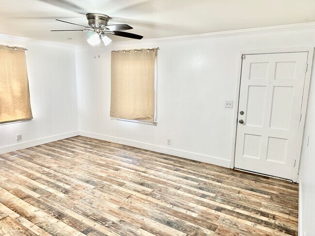 Foto del edificio - Tower District Bungalow with Pool