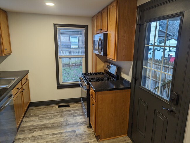 Kitchen - 318 Mitchell Ave