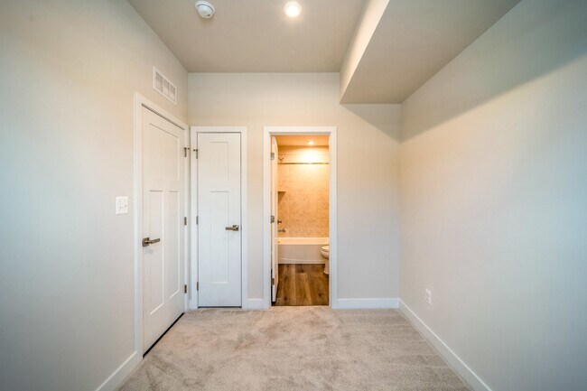Building Photo - Brand New Luxury Town house for Rent!