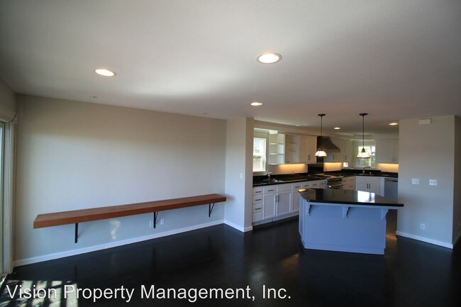 Building Photo - 2800 Bayview Dr