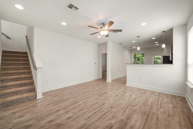 Building Photo - 1701 Roseburg Dr