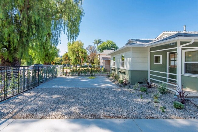 Building Photo - South of the Blvd DESIGNER UNIT!
