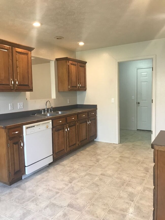 Building Photo - Executive Rental - Charming 3-bedroom 2 ba...