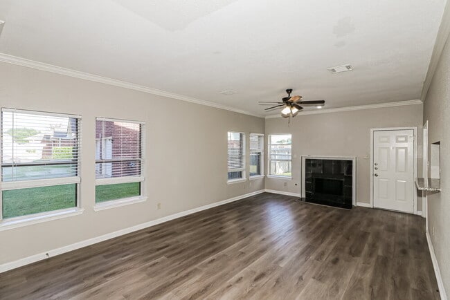 Building Photo - 15815 Spruce River Ct