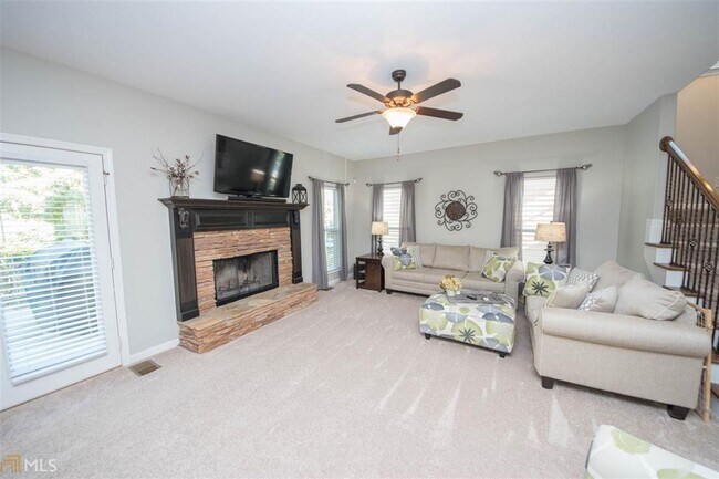 Building Photo - *** FIRST MONTH FREE WITH MOVE IN DATE BEFORE 3/16*** Hurry and show this 5 bedroom, 3 full bath ...