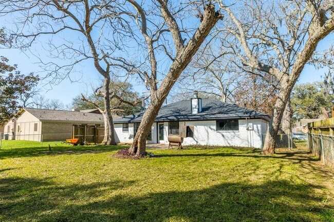 Building Photo - 111 Sunflower Ln