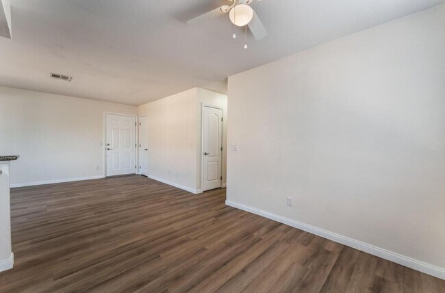 Foto del edificio - This beautifully renovated 2-bedroom, 2-bath condo is ready for immediate move-in!
