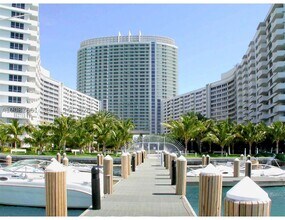 Building Photo - 1500 Bay Dr E
