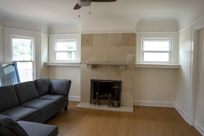 Building Photo - 2627 S Catalina St