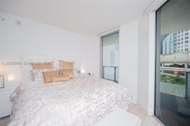 Foto del edificio - 1300 Brickell Bay Dr