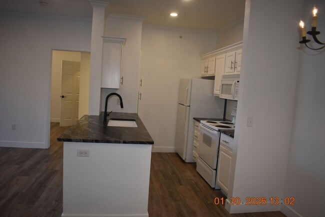 Building Photo - Beautiful Ground Floor Condo in Falling Water Condominiums!!