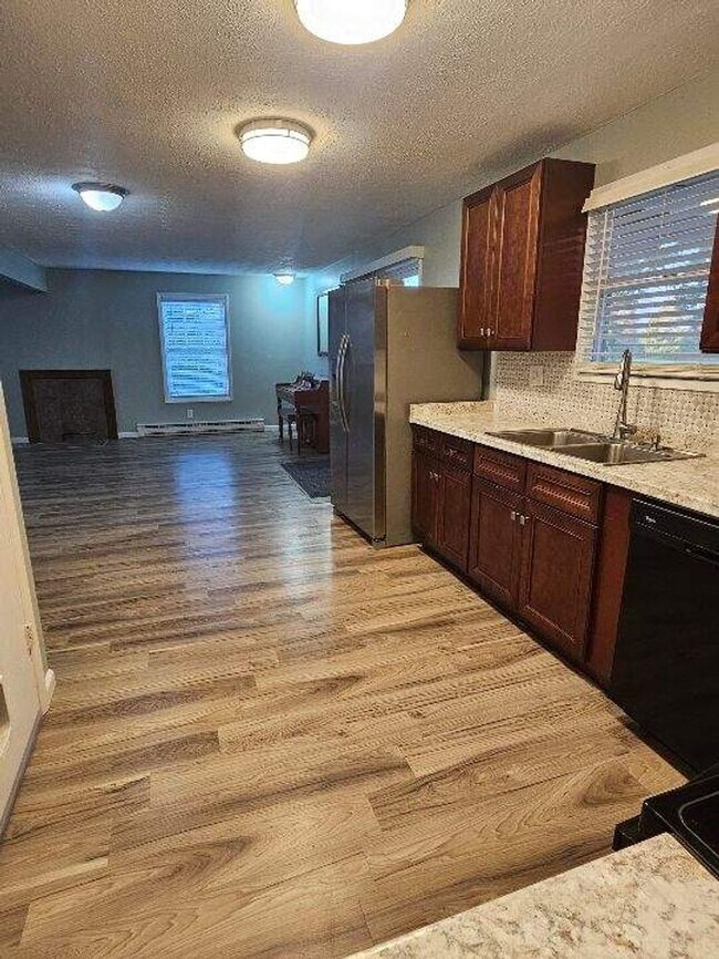 Foto del edificio - Spacious 3 Bedroom Single Family Home Bloomfield $2100