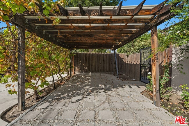 Building Photo - 6308 Lindley Ave