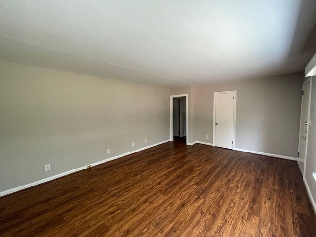 Building Photo - 3 bedroom 1.5 bath house available!   Larg...