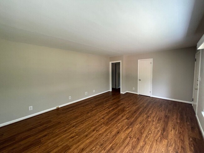Foto del edificio - 3 bedroom 1.5 bath house available!   Larg...