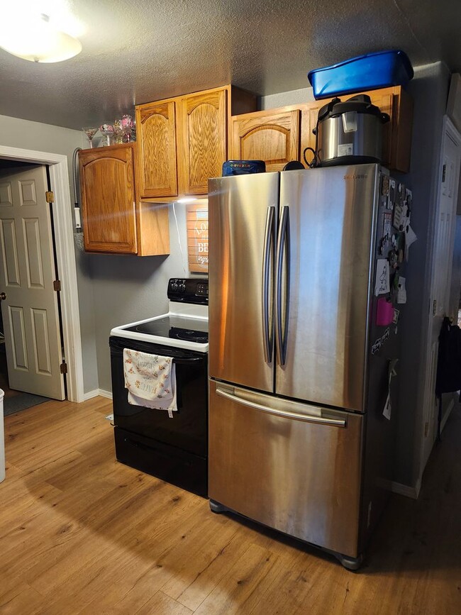 Building Photo - 27 S Elm St