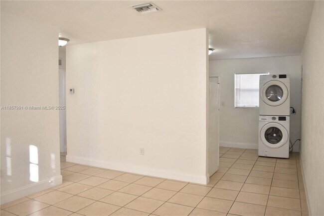 Building Photo - 633 NW 6th Ct