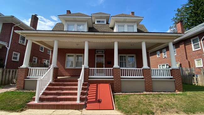 Building Photo - 2223 Noble St