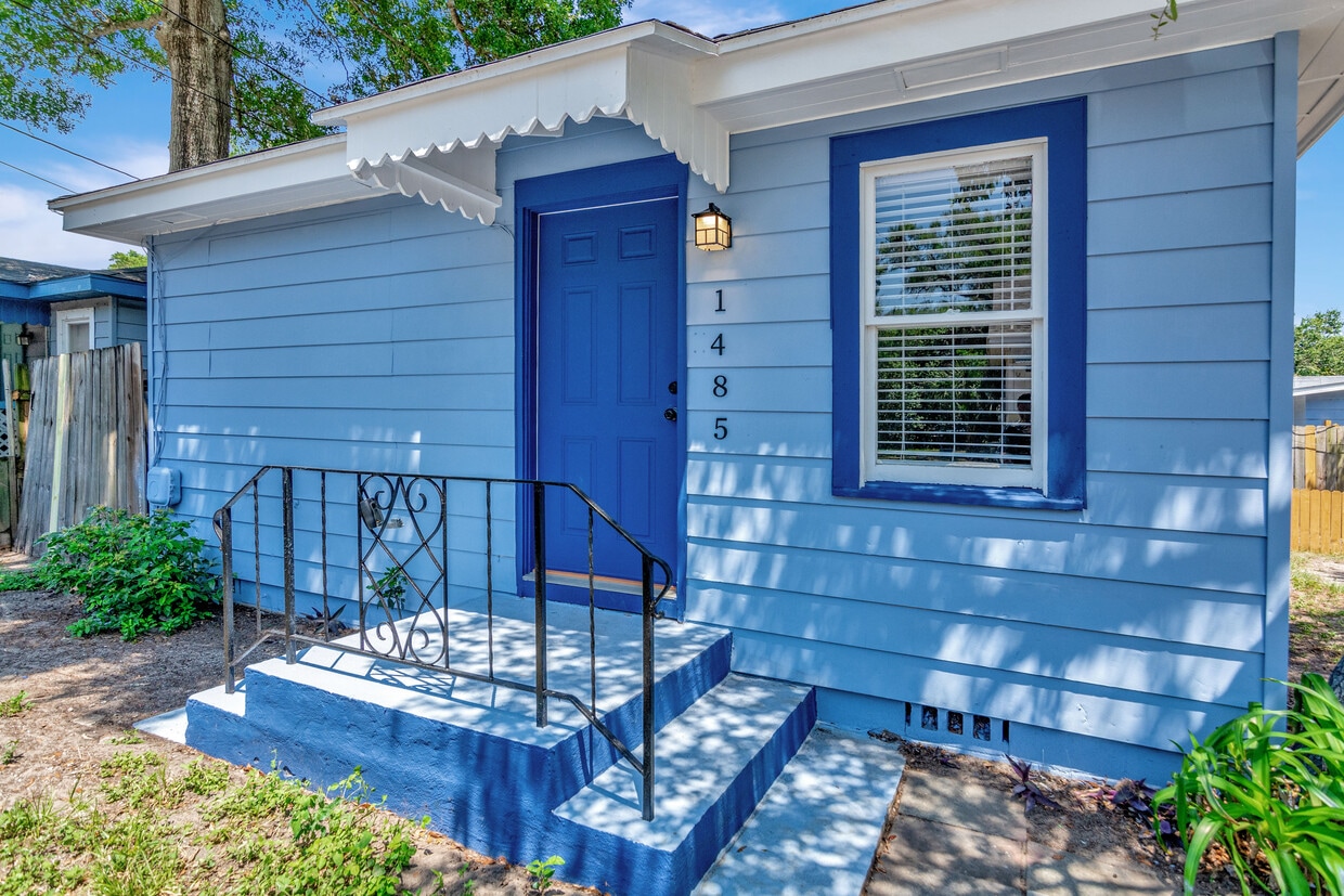 Front of House - 1485 Hamlet Ave