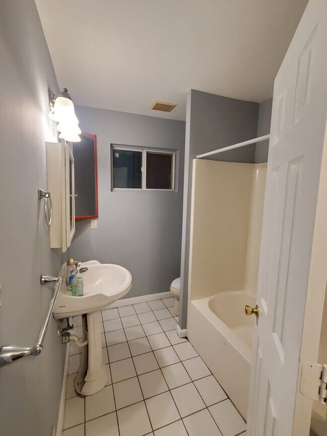 Foto del edificio - 3 bed 1 bath