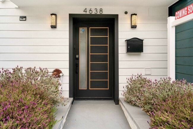 Building Photo - Updated and Modern 4 Bed + Office, 3.5 Bat...