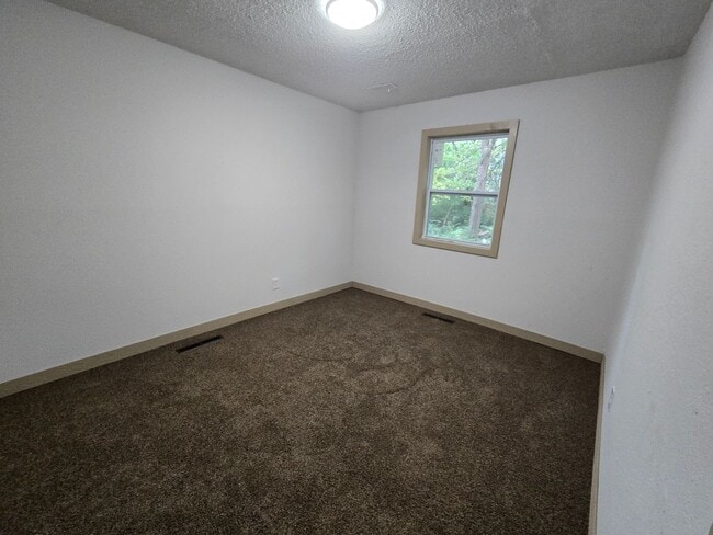 Building Photo - Charming 3 bed 1 bath house!