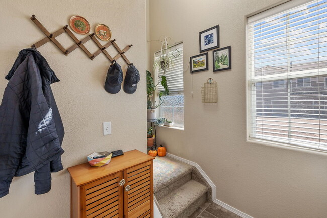 Building Photo - This 3 bed 2.5 bath townhome offers a perf...