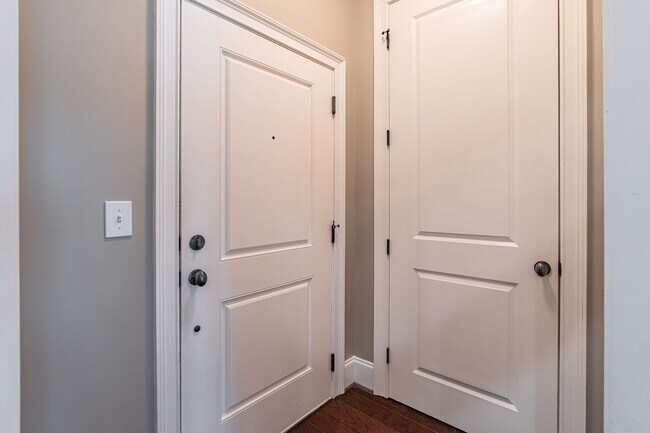 Building Photo - Excellently maintained 1 bedroom, 1.5 bath...