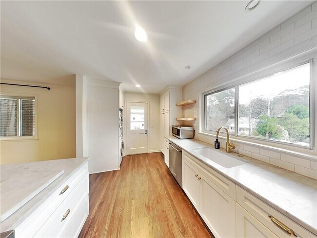 Building Photo - 404 Springdale Dr NE