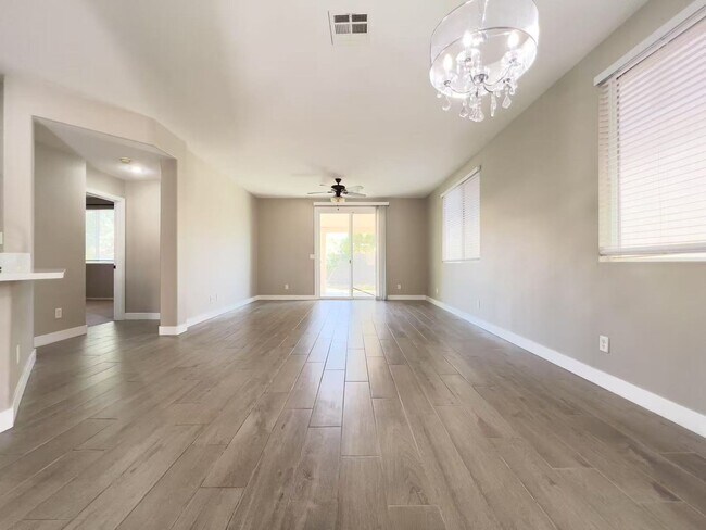 Building Photo - Beautifully single-story House