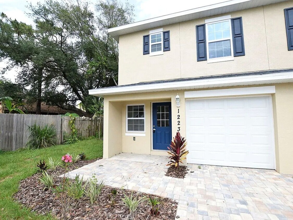 Primary Photo - 2-bedroom, 2.5-bathroom townhome by UCF