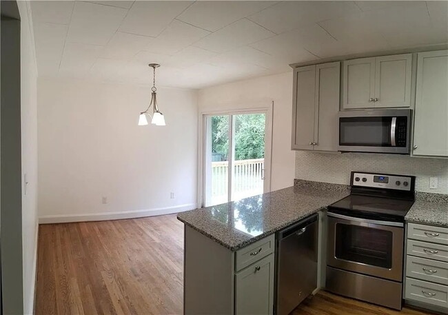 Building Photo - 3 Bedroom Renovated Ranch Style Home in Seneca