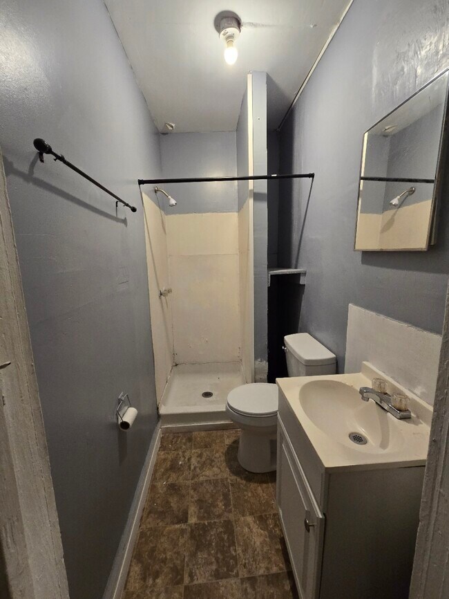 baño - 1022 Eaverson St