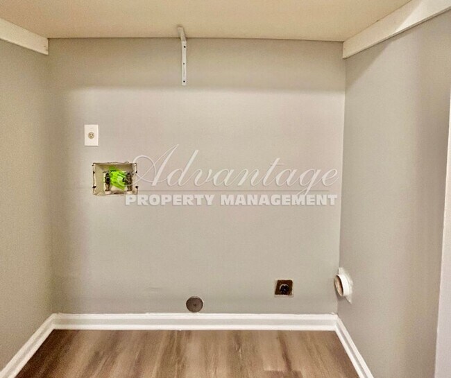 Building Photo - Beautifully Remodeled | 3 Bedroom | 2 Bath...