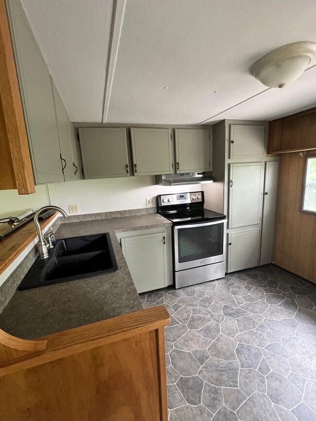 Kitchen - 349 Brickett Hill Rd