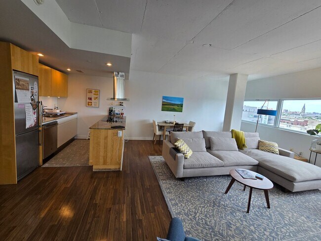 Building Photo - Beautiful bright HUGE 2 bed 2 bath with gr...