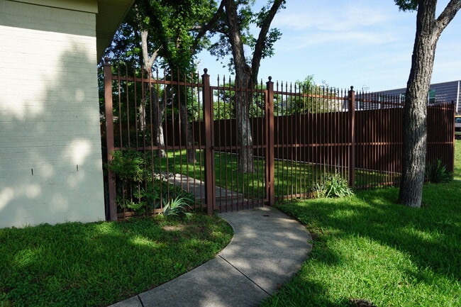 Building Photo - 2817 Wayside Ave
