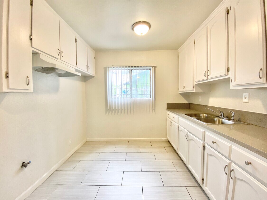 Primary Photo - 918 W 66th St