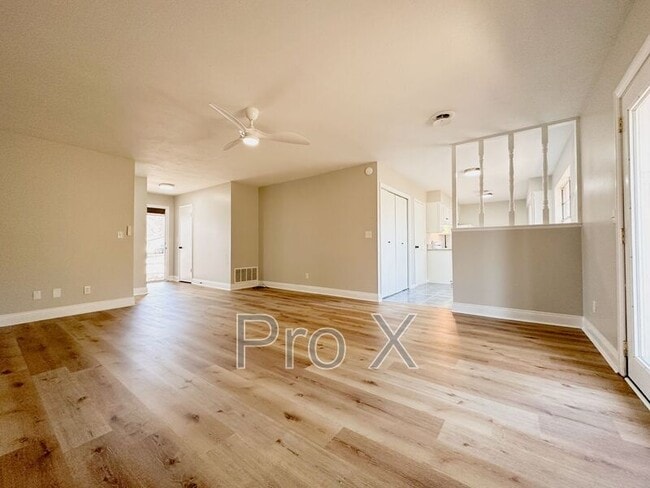 Foto del edificio - 2216 S Clover Dr