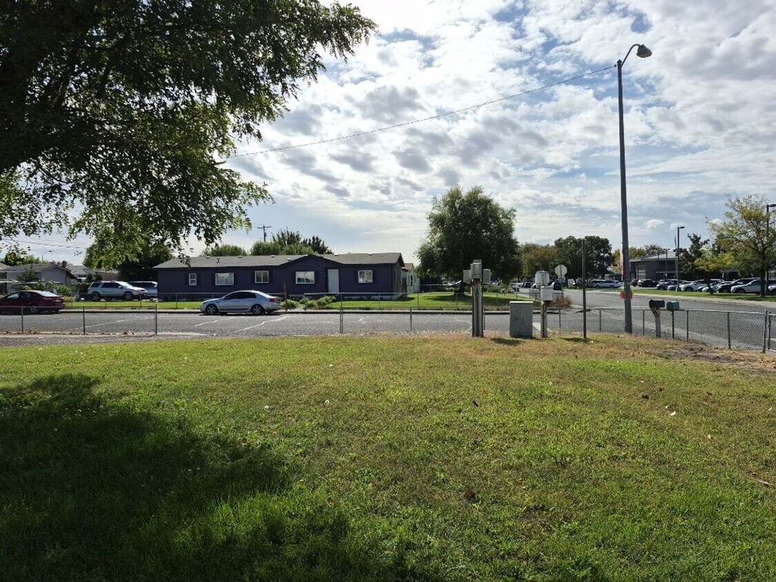 Building Photo - Charming 3-bedroom, 1-bathroom home locate...