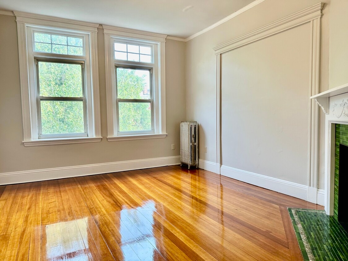 Primary Photo - 10 Strathmore Rd