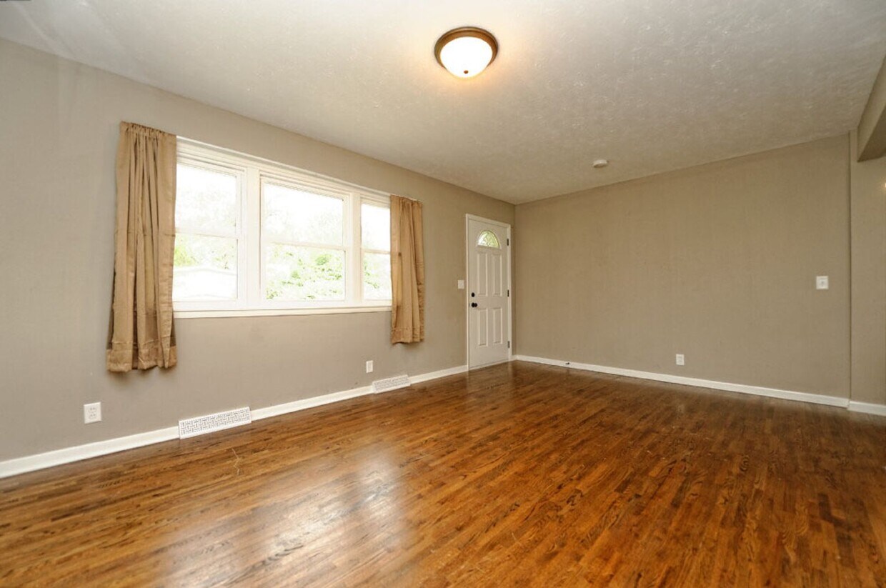 Primary Photo - 4 Bedroom / 2 Bath Home Available Now!