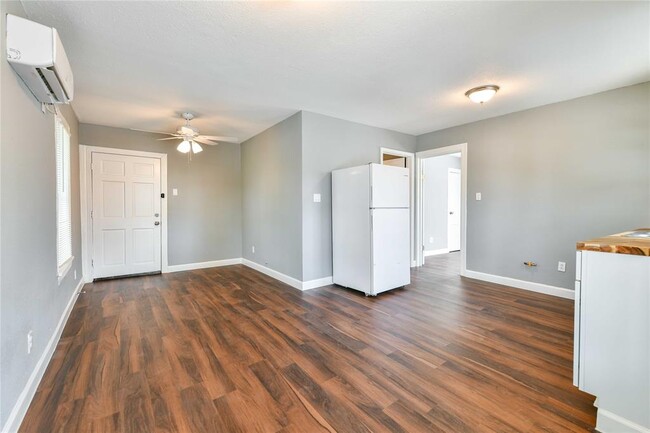 Building Photo - 4611 Schroeder St