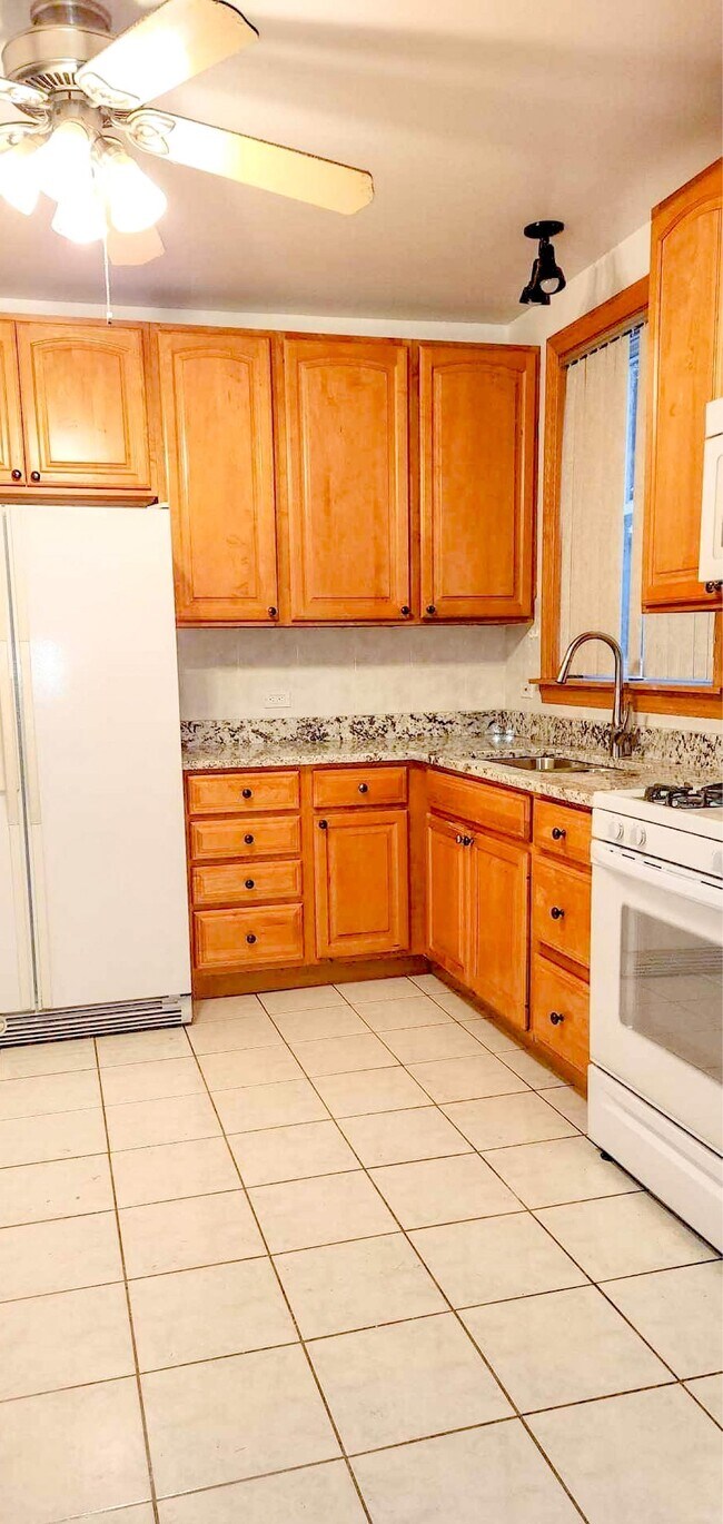 Cocina con encimera de granito - 6042 W Miami Ave