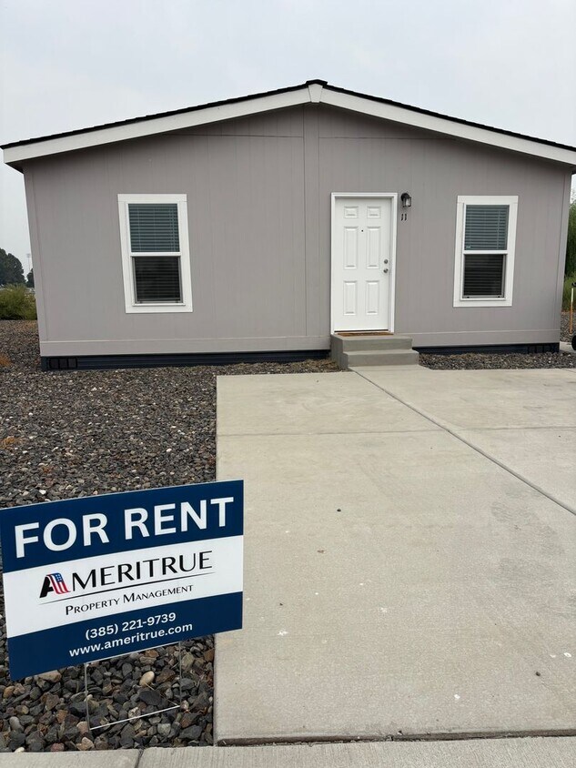 Foto principal - Charming 3 Bed/2 Bath Mobile Home!