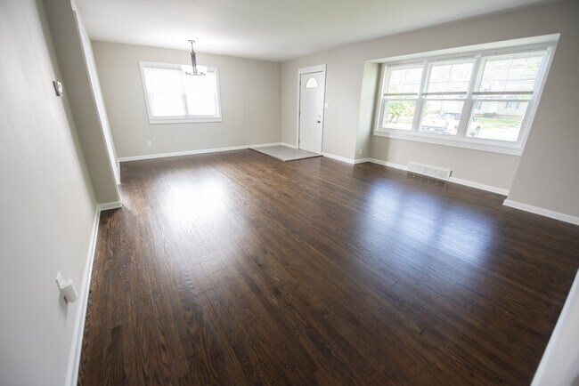 Foto del edificio - 10780 Woodview Blvd