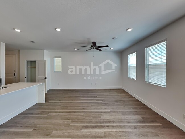 Building Photo - 5863 Vaes Dothrak St