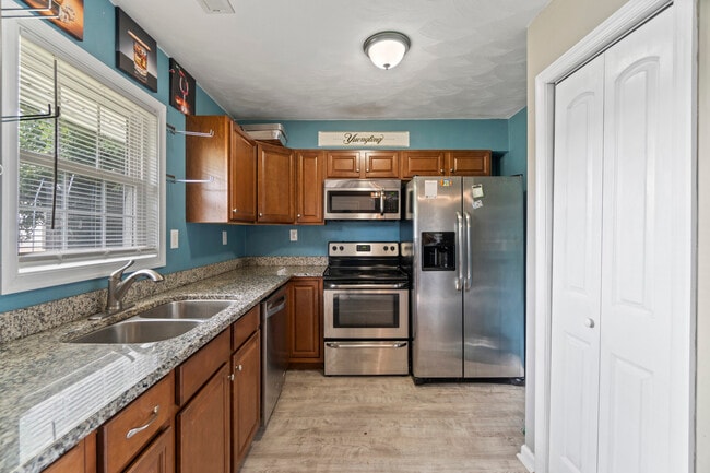 Building Photo - 1729 S Lakeland Dr