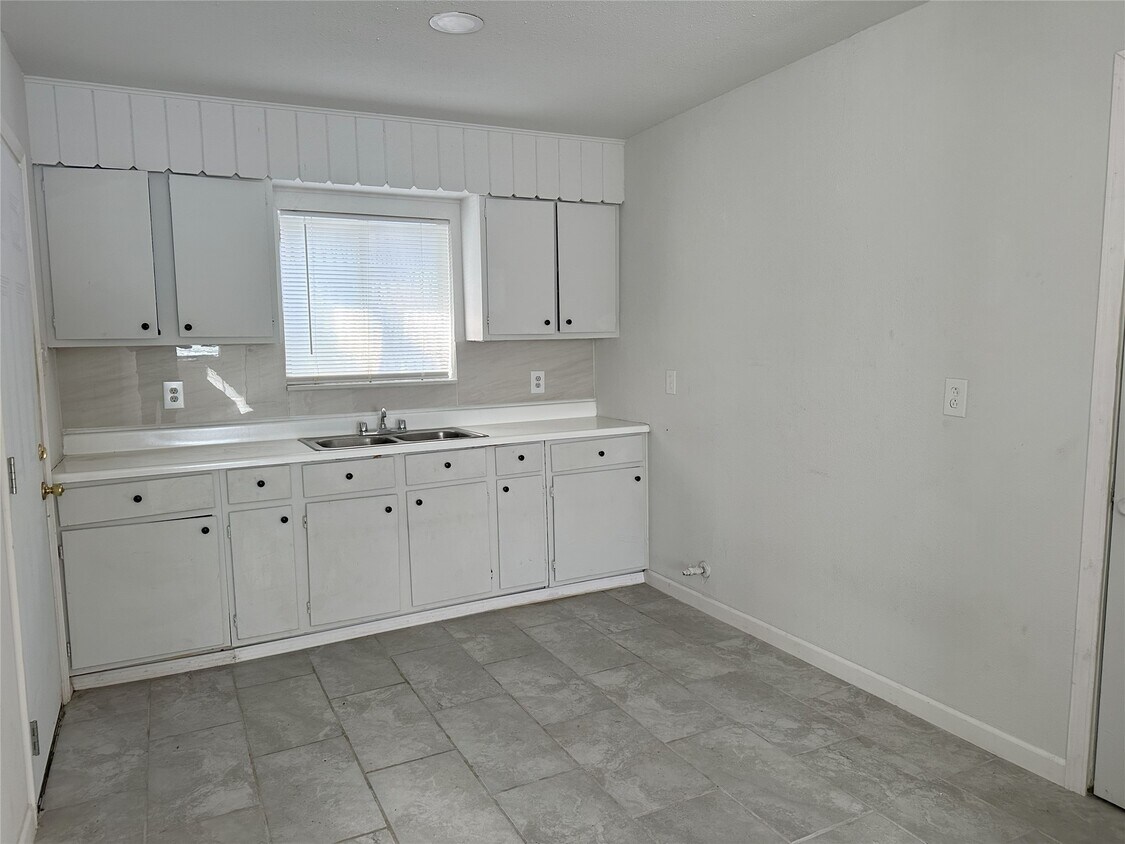 Building Photo - 3837 Mt Pleasant St